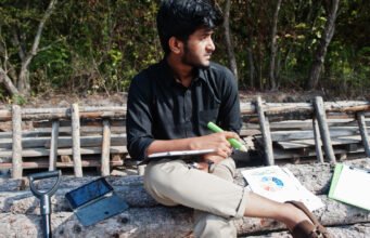 দরিদ্র মেধাবীদের জন্য সরকারি অনুদান স্কলারশিপ ২০২৬ – সম্পূর্ণ তালিকা দরিদ্র মেধাবীদের জন্য সরকারি অনুদান স্কলারশিপ – সহায়তা পাচ্ছেন শিক্ষার্থীরা