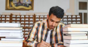 স্কলারশিপ রিনিউ করার নিয়ম ও শর্ত ২০২৬ – সম্পূর্ণ গাইড স্কলারশিপ রিনিউ করার নিয়ম ও শর্ত – শিক্ষার্থী অনলাইনে আবেদন করছেন