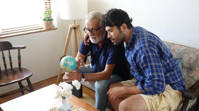 বিদেশে পড়তে গেলে পরিবারকে কী বলবেন? ২০২৬ গাইড বিদেশে পড়তে গেলে পরিবারকে কী বলবেন – পরিবারের সাথে আলোচনা করছেন শিক্ষার্থী